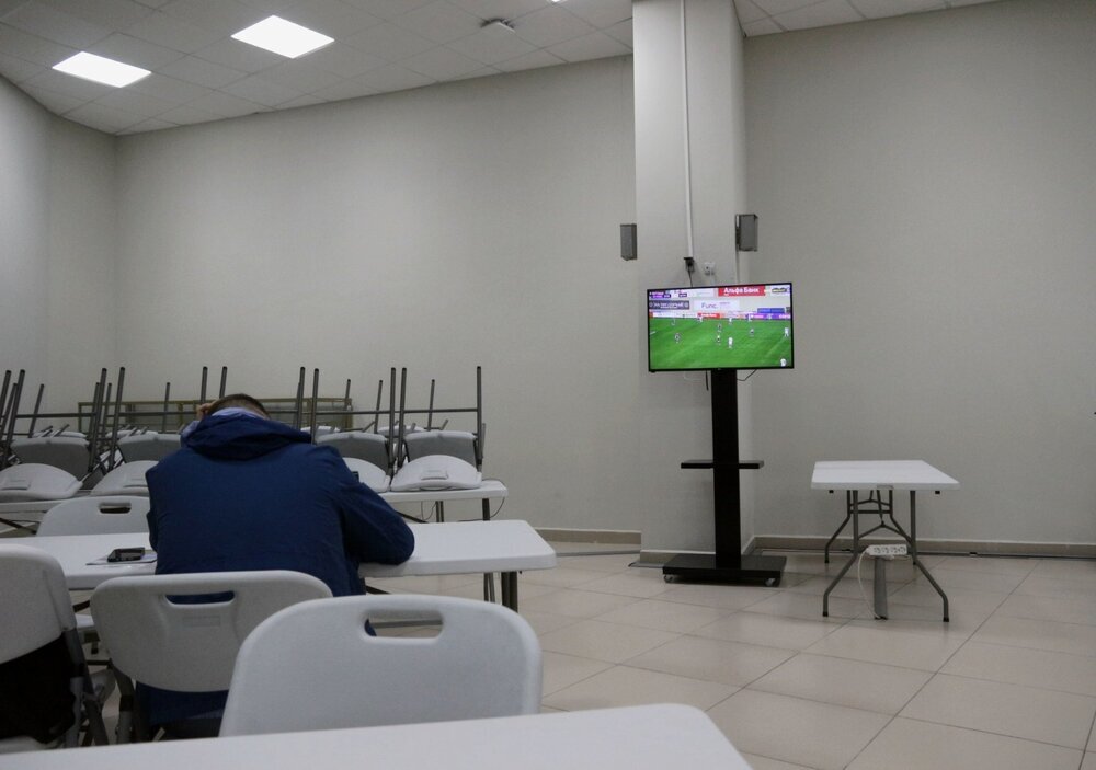 В помещении для СМИ.