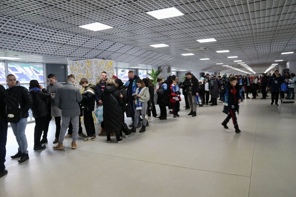 
Длинная очередь за автографом Гленна.