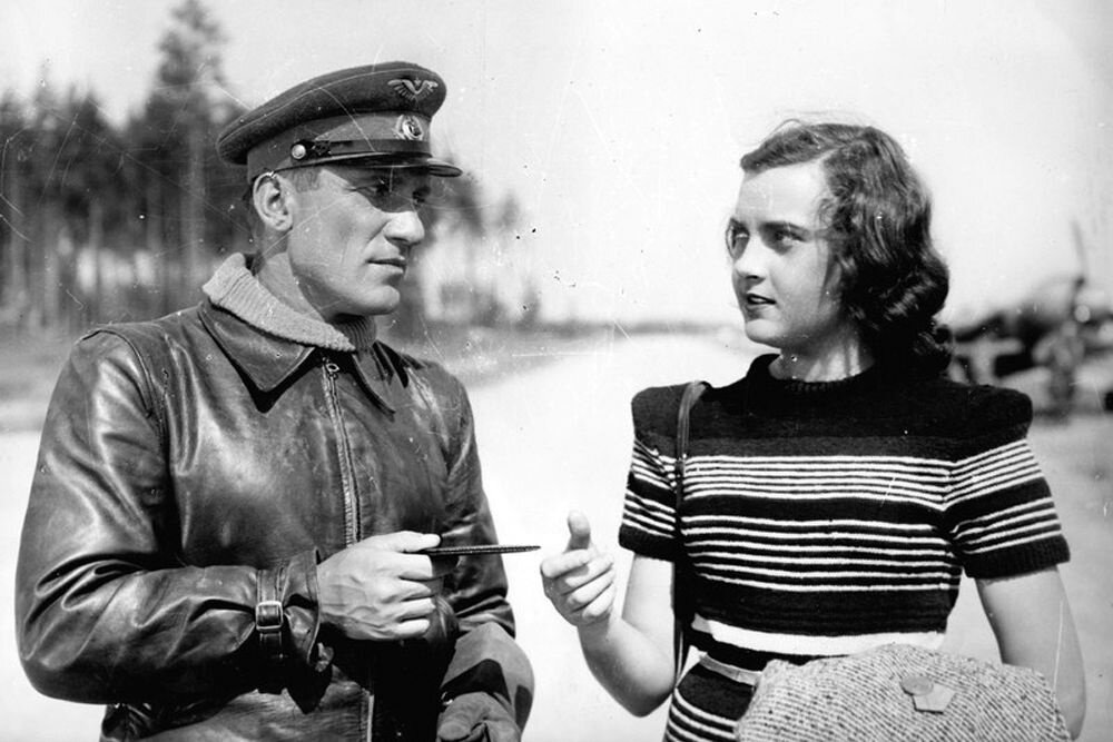    Николай Крючков и Алла Парфаньяк после съемок поженились. Кадр из фильма.