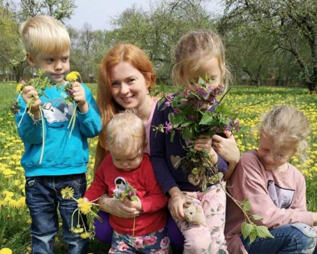 Согласно легенде, со своим единственным мужем актриса познакомилась на берегу Черного моря во время съемок приключенческой комедии «Мuны в фарватере».-9