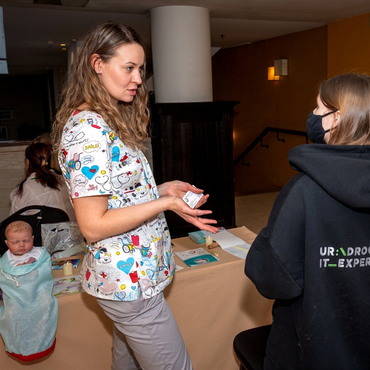 Это на одном из стендов я пыталась пройти мастер-класс, а мне вместо этого дали просто визитку