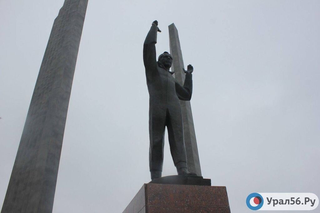   В Оренбурге почти за 600 тысяч рублей помоют памятники после зимы