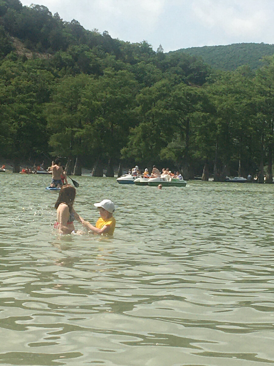 дети резвились в воде