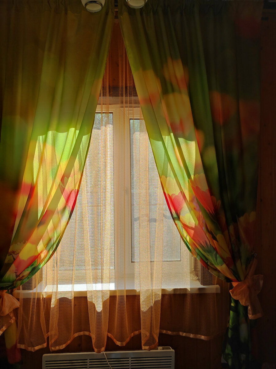 Фото автора, окно дачного дома, 2023 год