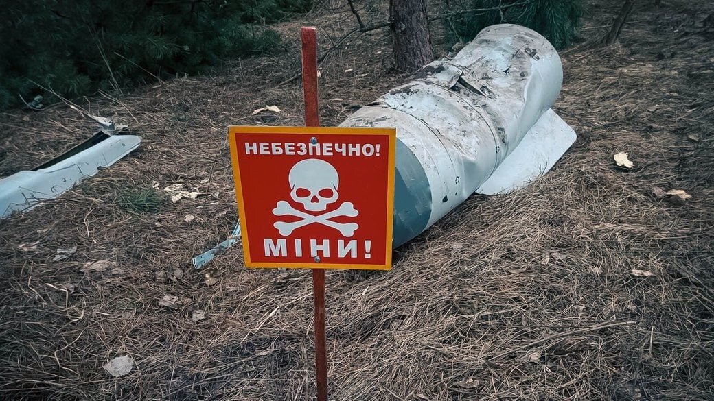 Остатки ракеты «воздух-поверхность» Х-59МК в Сумской области. Именно данными ракетами российская тактическая авиация чаще всего наносит удары по целям на дальности до 300 километров, источник – Телеграм-канал Осведомитель