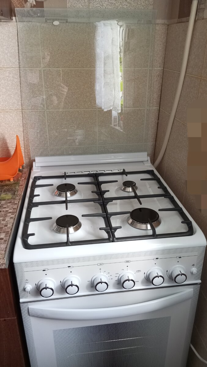 В крышке от плиты отражается окно и я 😊