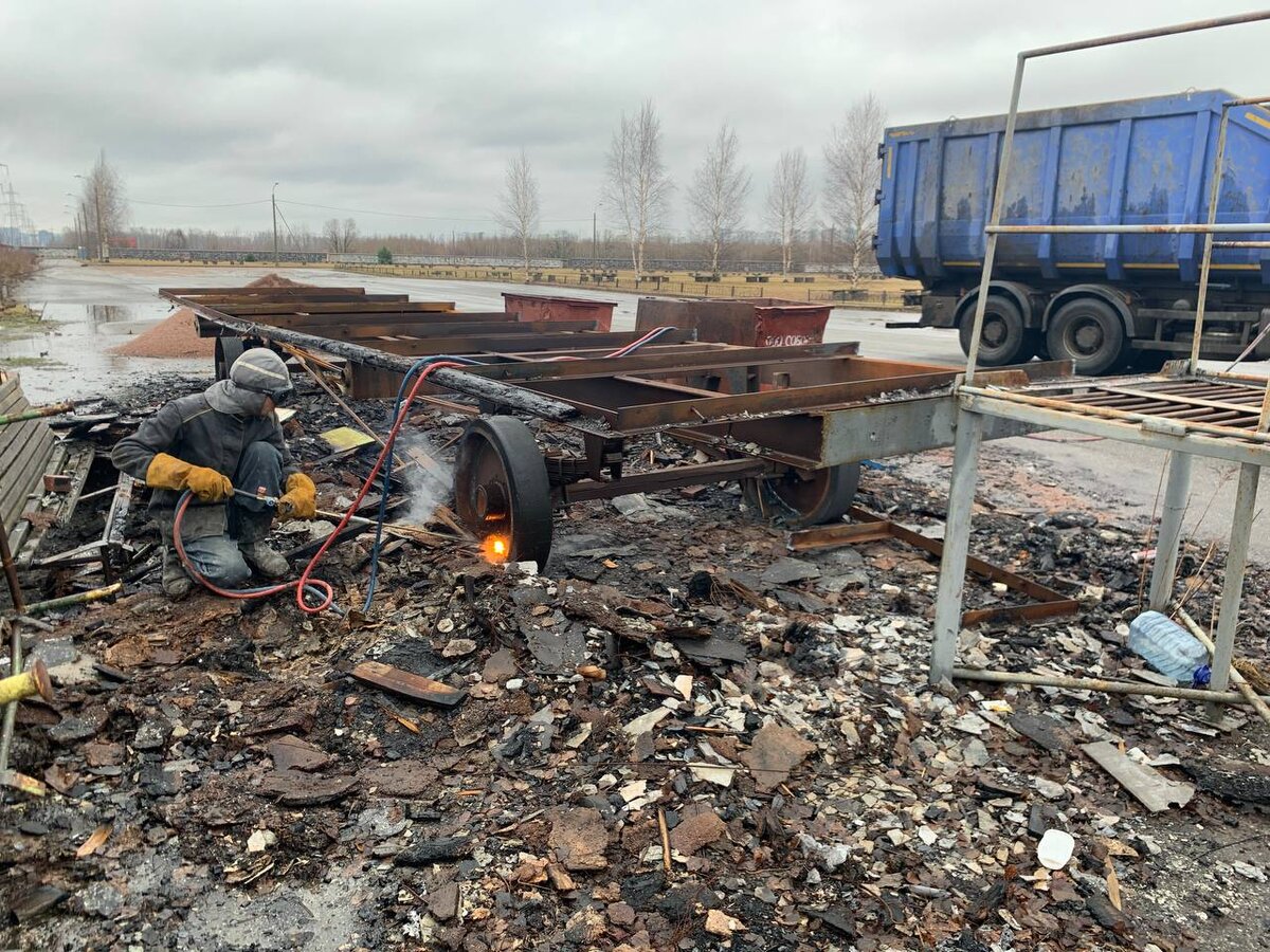 Фото компании ЛомТранс: процесс демонтажа и вывоза лома в СПБ