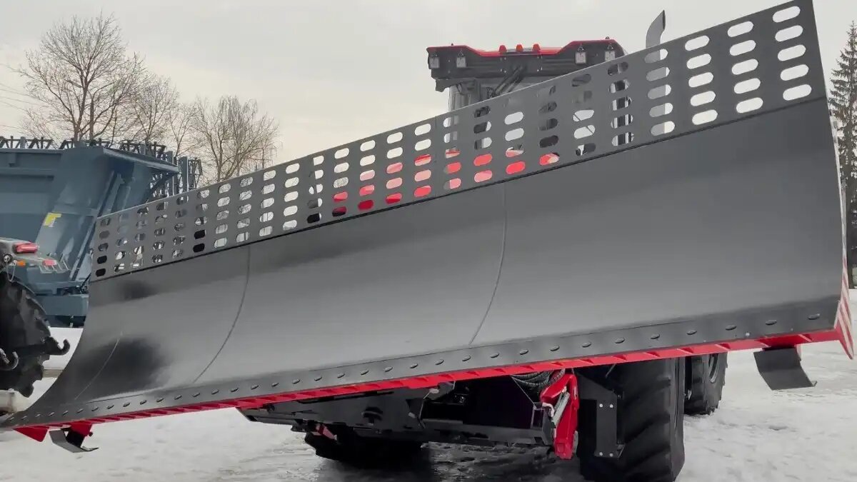 Фото: kirovets-ptz.com Трактор Кировец от Петербургского тракторного завода готовится к сезону кормозаготовки