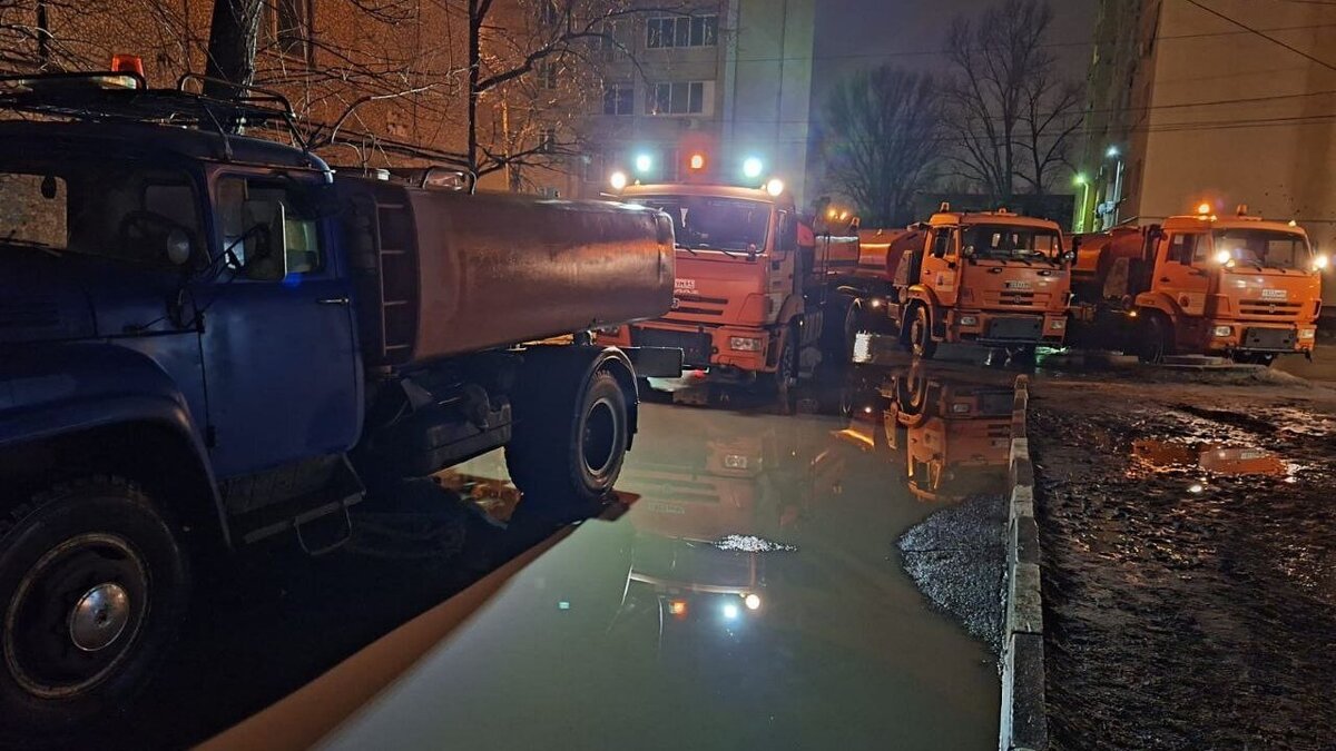    В Энгельсе 7 единиц техники ушли в ночную смену на месте поломки коллектораНовости Саратова и области – Сетевое издание «Репортер64»