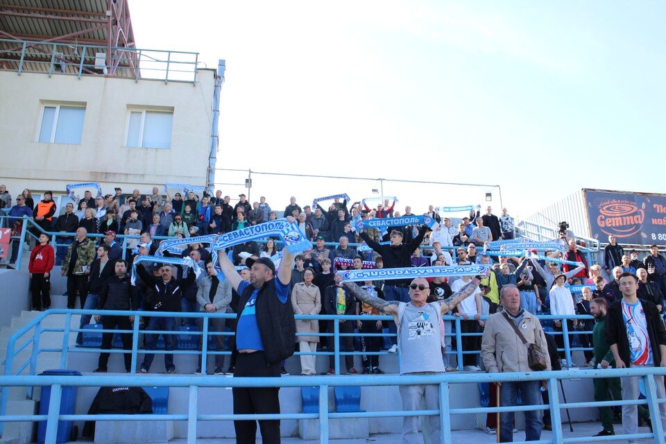    Горожане пришли поддержать любимую команду. Галина КОВАЛЕНКО