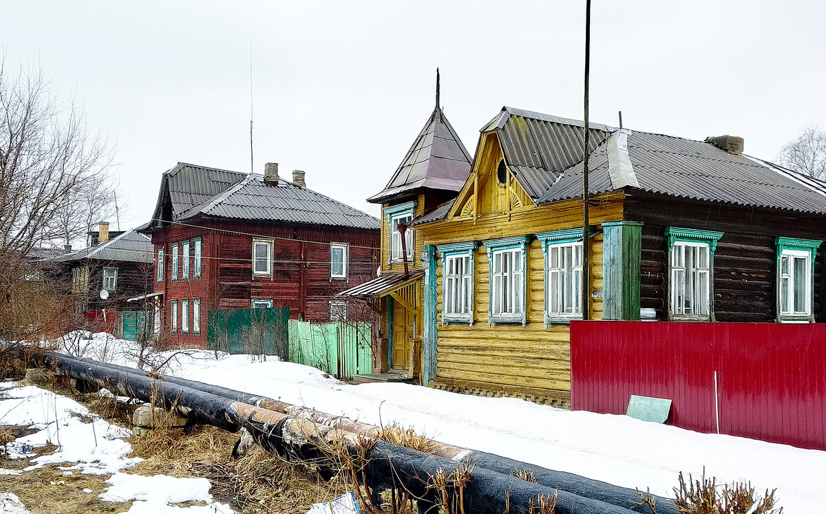 Деревянный дом со слуховым окном и башенкой, изображение из открытых источников