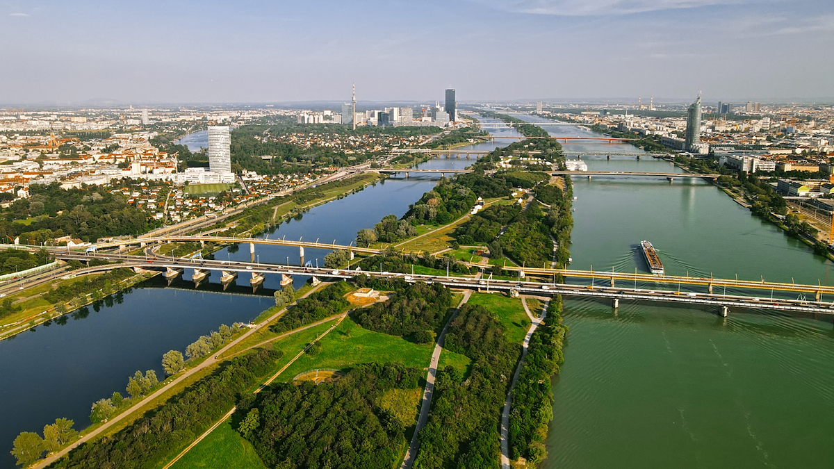 Вид сверху на Дунайский остров, разделивший реку