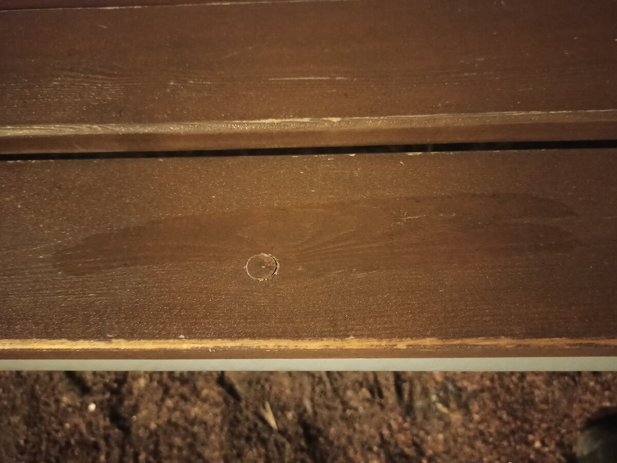 Провела по скамейке пальцами