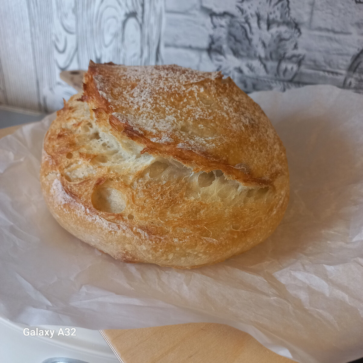 Что такое хлеб на закваске или  как его называют "бездрожжевой "))
На самом  деле дрожжи присутствуют , но не промышленные, не магазинные , а "дикие ", природные.  В результате брожения муки и воды происходит естественная ферментация, создаётся кислая среда , в которой размножаются полезные микроорганизмы.
И вот эти  "полезные ребята" помогают тесту подняться и придают ему особый вкус и аромат.  
Сахар не добавляется в тесто , а те простые  сахара,  что есть в муке расходуются во время брожения теста.  Их съедают "полезные ребята " ,  полезные микроорганизмы.  Это приводит к низкому гликемическому  индексу .
Так же в тесте нет яиц , нет молочных продуктов , масел и других прочих добавок   что используются на производстве хлеба для его хранения и улучшения вкуса и тд. 
Закваска богата пребиотиками и пищевыми волокнами , что улучшает пищеварение и работу кишечника .

Разве это не повод начать печь свой домашний хлеб на закваске ?

Между тем ,  выпекание такого хлеба - это долгий процесс. 
Мне  например , требуются приблизительно сутки от замеса  опары до выпечки . При условии , что закваска уже готова для работы. 
Можно конечно делать и без опары . Но хлеб на опаре  полезнее и ароматнее .