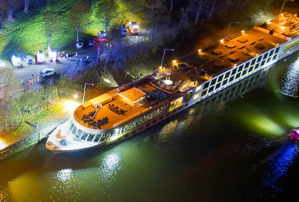 Сегодня утром болгарский круизный лайнер, следовавший по реке Дунай из Германии в Австрию, попал в ужасную аварию в североавстрийском городе Ашах-ан-дер Донау.