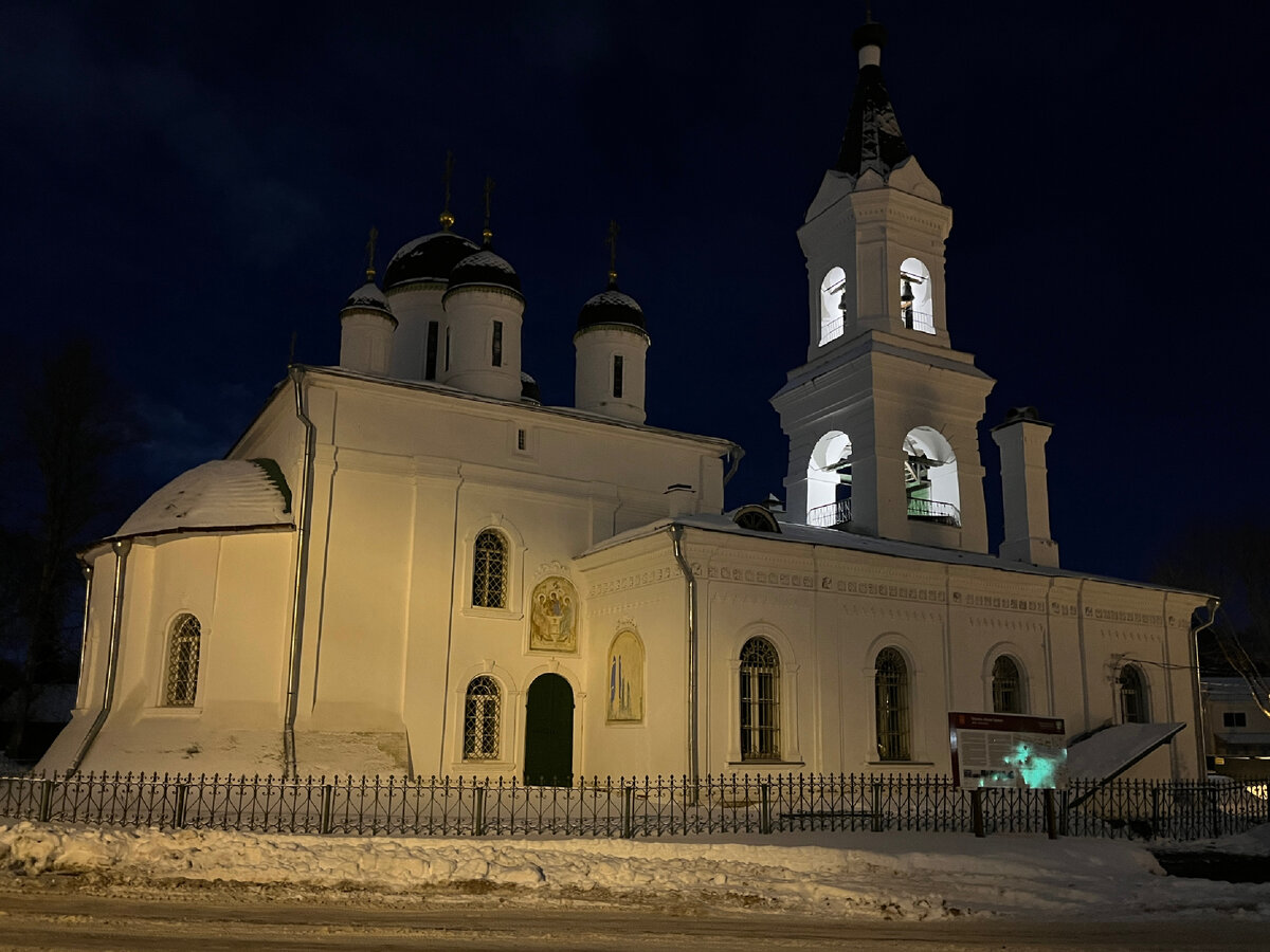 Это старейшее религиозное сооружение города - собор «Белая Троица».