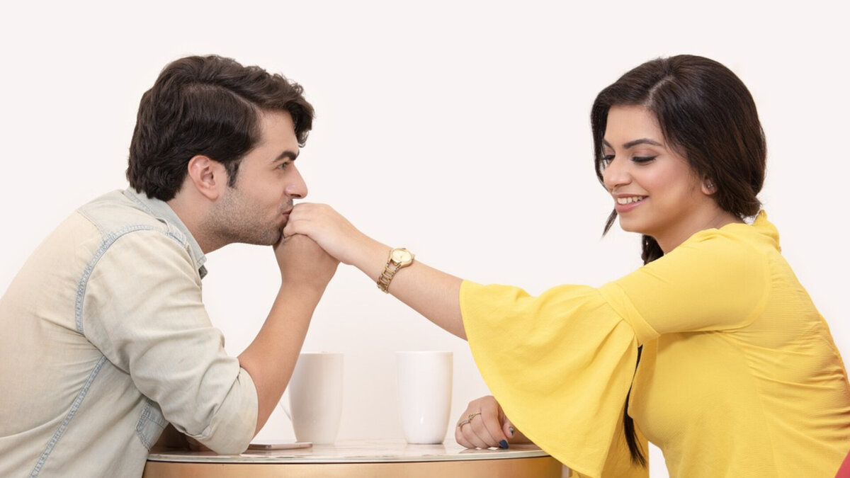 На свидании стоит "лепить" все подряд, излишняя болтливость вообще не красит человека