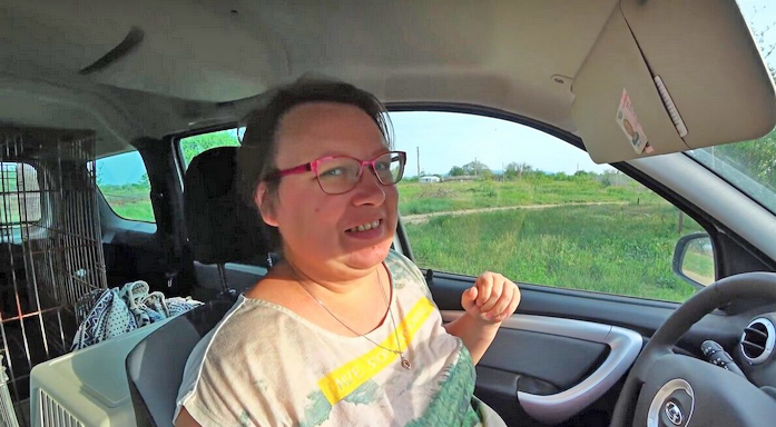 Яна в машине, едет встречать щенков около Тавриды