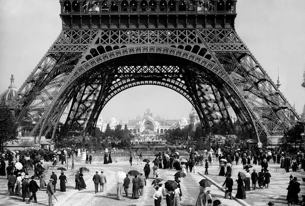 31 марта 1889 года в Париже состоялось торжественное открытие Эйфелевой башни.-2
