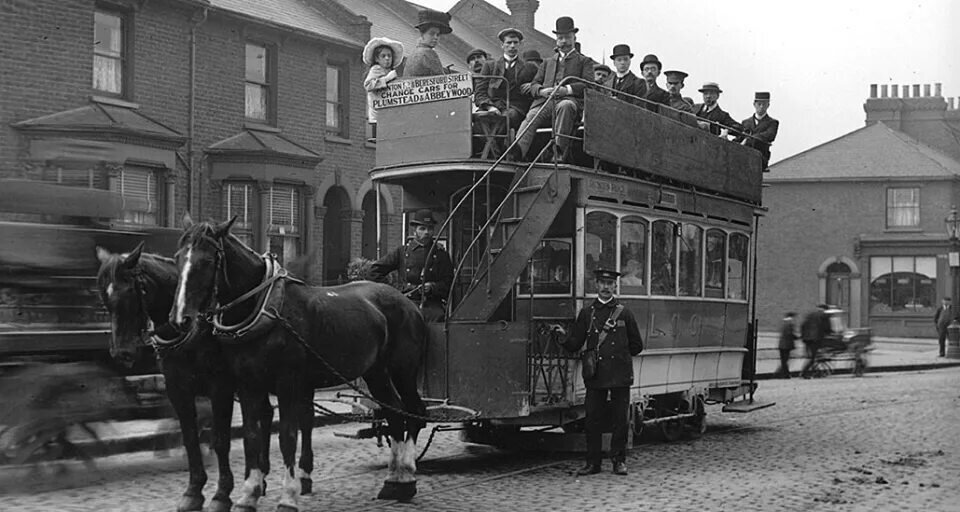 Вот так выглядел общественный транспорт, внутри подороже проезд, наверху дешевле