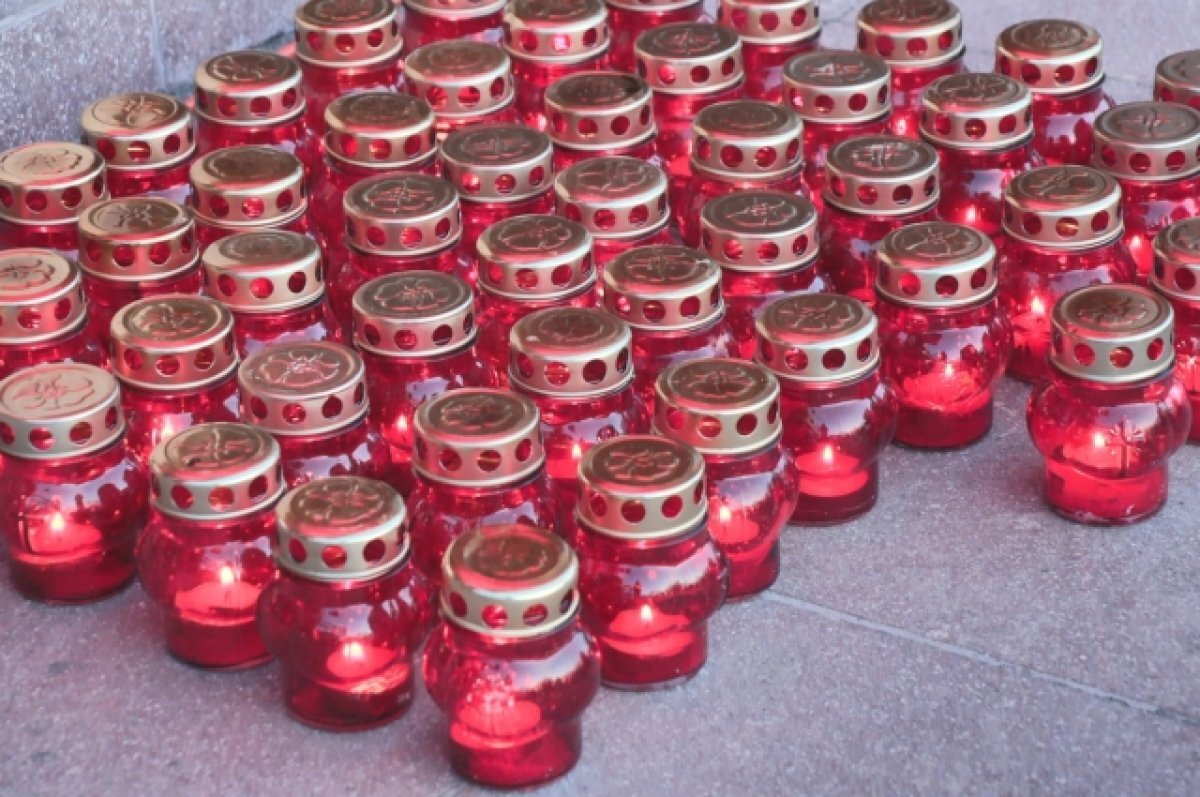    Камчатцы с лампадками в руках выстроились в слово «Скорбим»