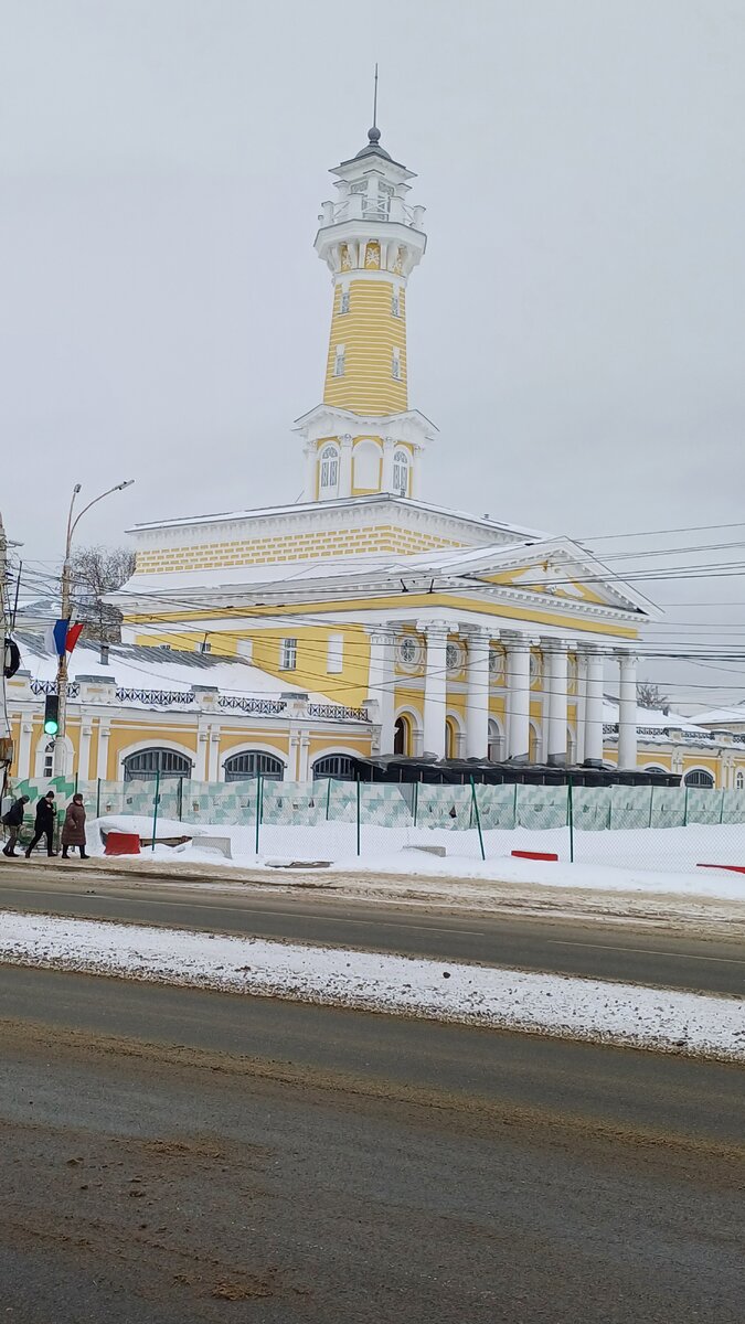  Гуляя по центру Костромы, на Сусанинской площади наткнулись мы на забавный памятник собаке и было очень интересно узнать: почему его установили здесь? Чем этот пёсик заслужил такую честь?-2