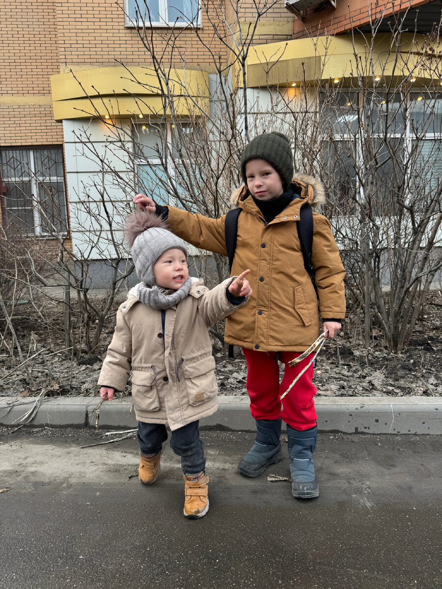 Старший брат тоже что-то знает про ниточку