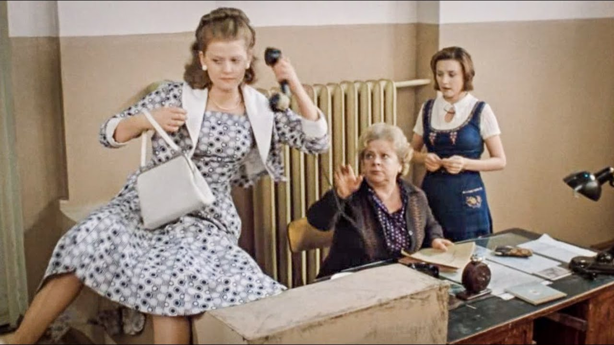 Лимитчицы и вахтер.