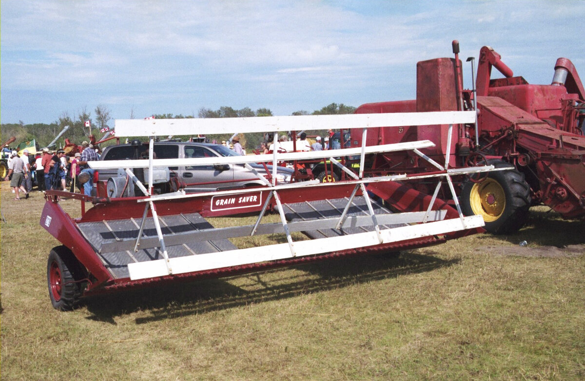 Самоходная валковая жатка Killbery Grain Saver в Музее сельского хозяйства в Остине, Манитоба.