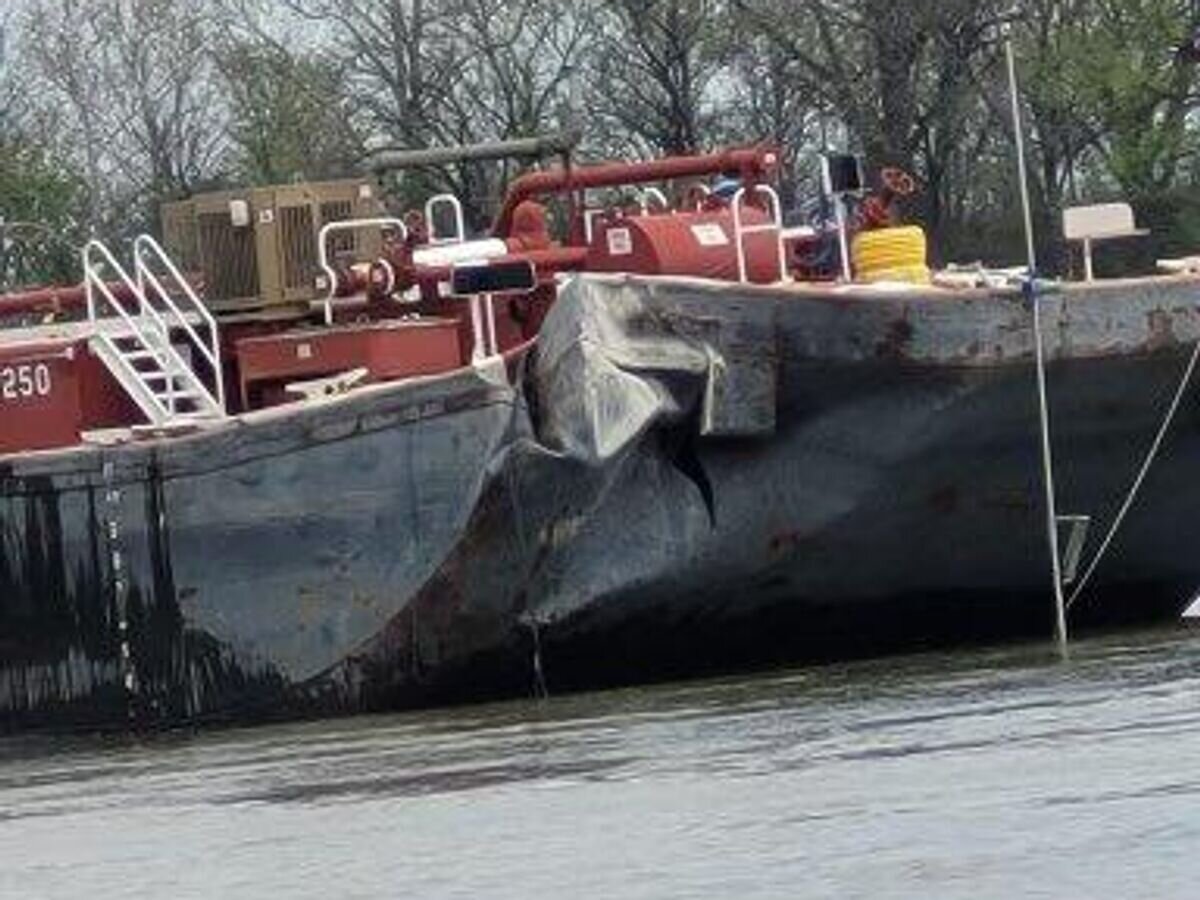    Последствия столкновения баржи с опорой моста в Оклахоме, США© Фото : OK Highway Patrol/DPS