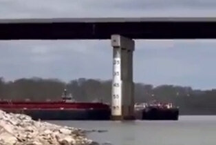 разрушение моста в америке. мост через миссисипи обрушение 2007. разрушение моста в америке. мост разрушился. разрушение моста в америке.