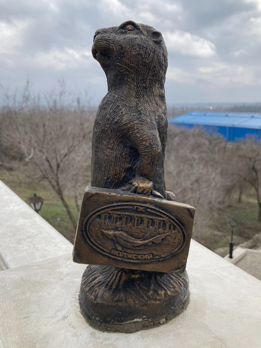 На чемодане у него Волжская ГЭС и осётр.