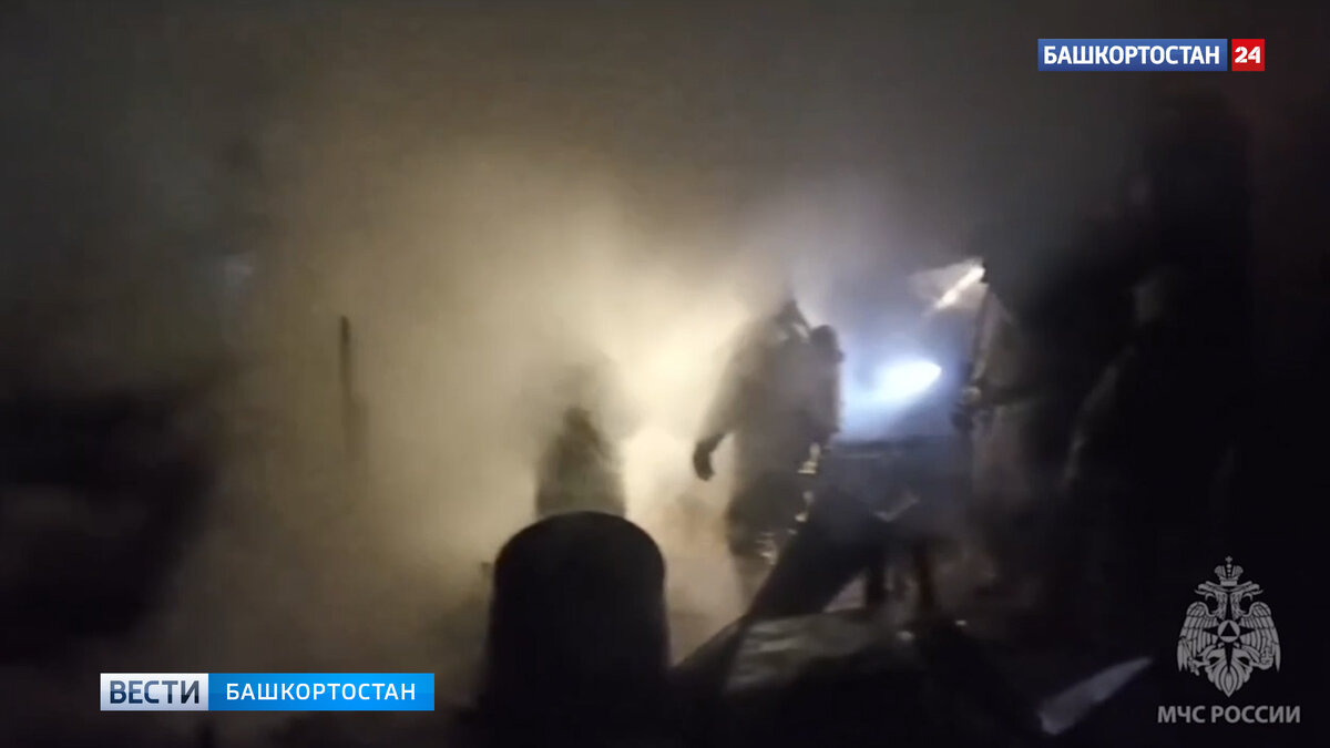    Загорелись дом, баня и два авто: в Башкирии в пожаре погибли четыре человека, в том числе двое малолетних детей