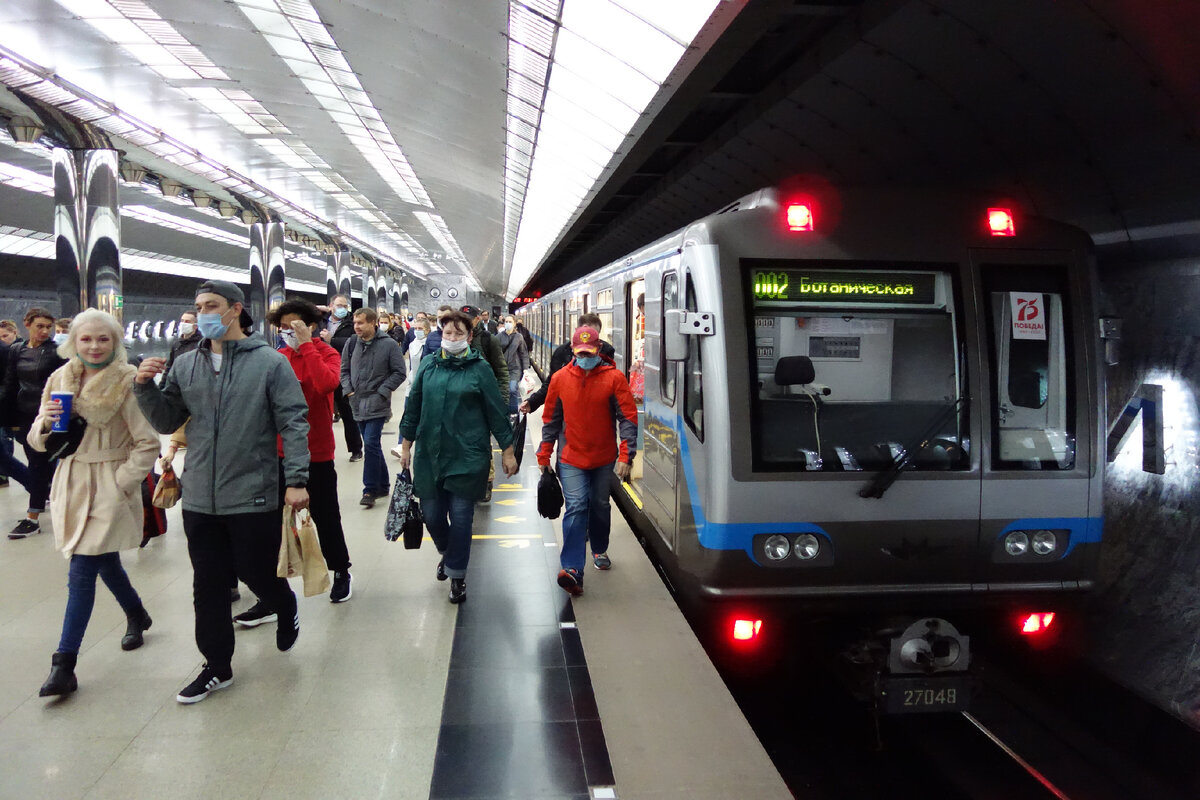 На метро удобно осматривать Екатеринбург, при этом сама подземка является достопримечательностью столицы Урала. Фото из книги "Наше дорогое метро"