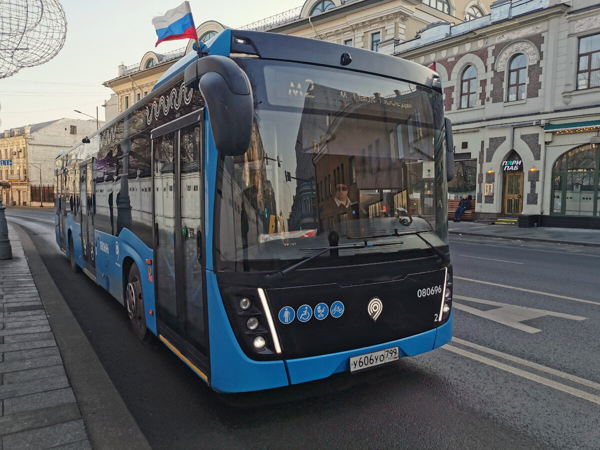Утренний автобус 080696 НефАЗ-5299-40-52 на маршруте № м2. Улица Большая Лубянка.