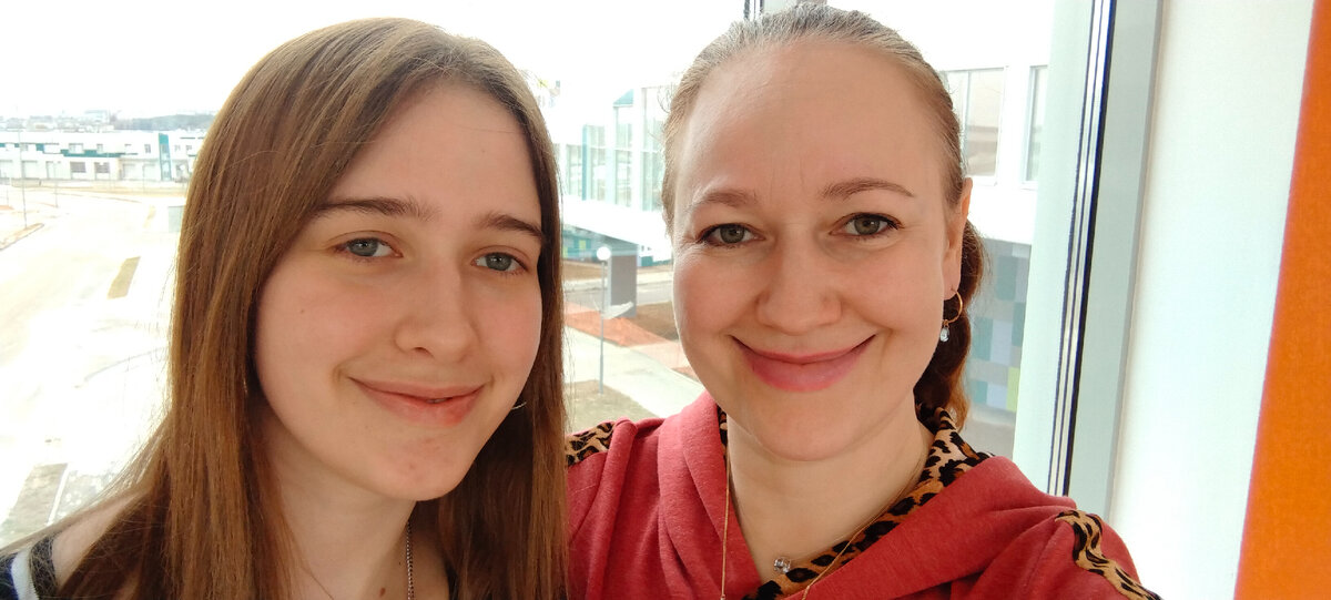 Со старшенькой.