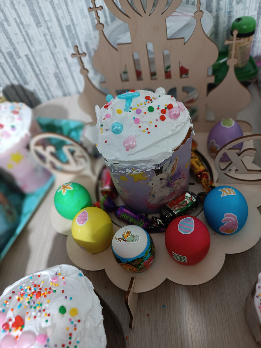 Пасха — это главный праздник для христиан, который символизирует спасительное восстание из мертвых Иисуса Христа. В этот день наш Спаситель пришел в мир, чтобы спасти его от греха, чтобы после своей смерти войти в Ад и разрушить его узы, открыть для всех людей, желающих спасения и вечной жизни, райские двери.