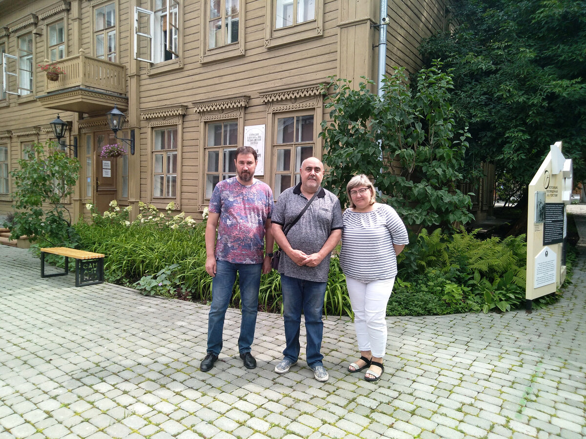 В центре – Александр Родкин в окружении сотрудников Самарского литературного музея