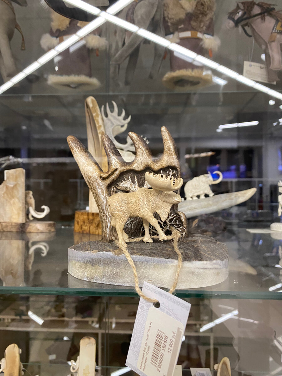 Резьба по рогу: бегущий лось. 