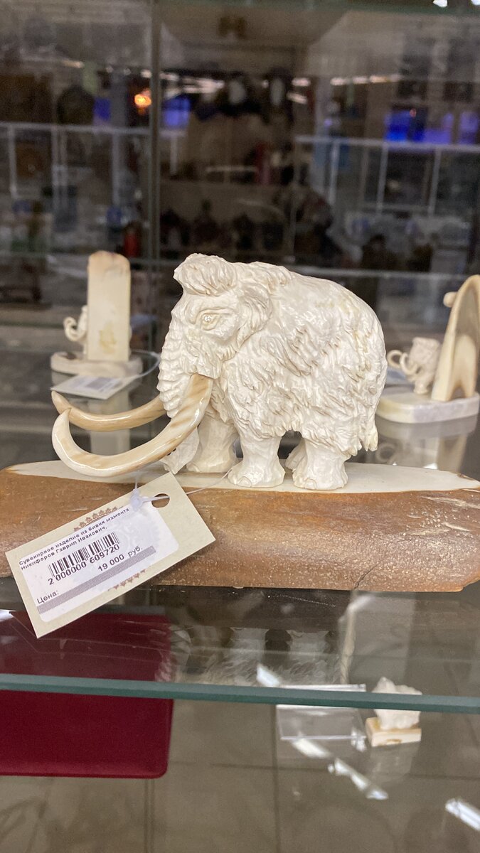 На этикетке указано полное имя мастера камнереза. 