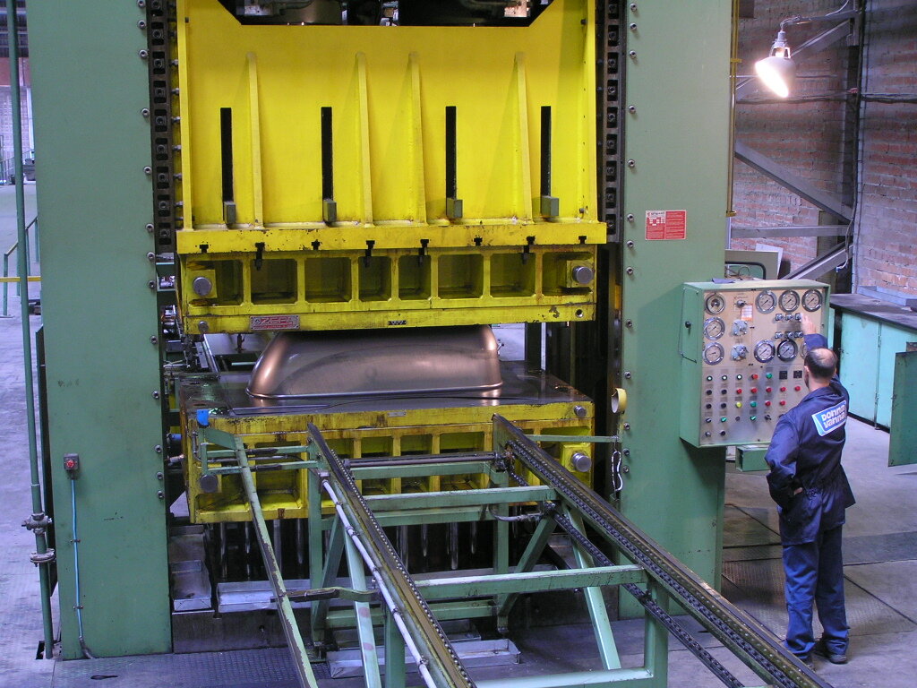 Изготовление ванн на одном из итальянских прессов.