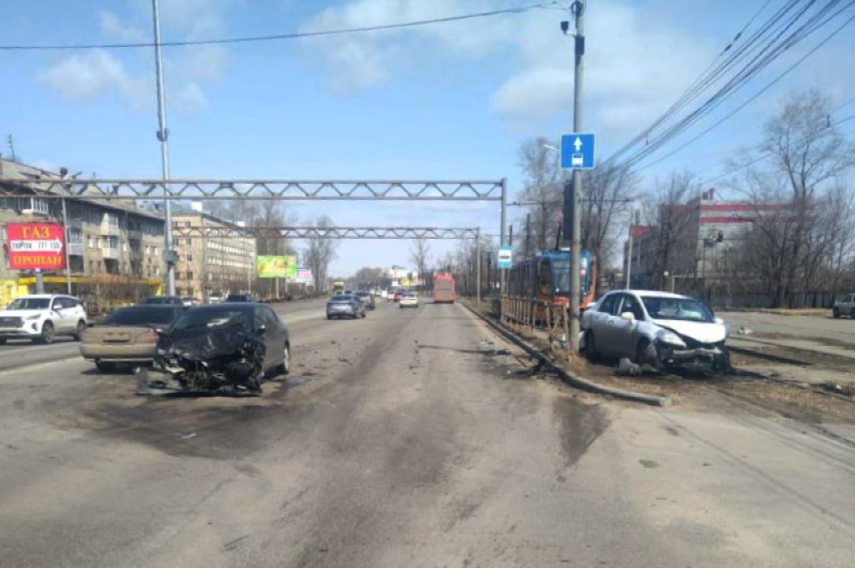    В Хабаровске столкнулись два ехавших на красный автомобиля, трое пострадали