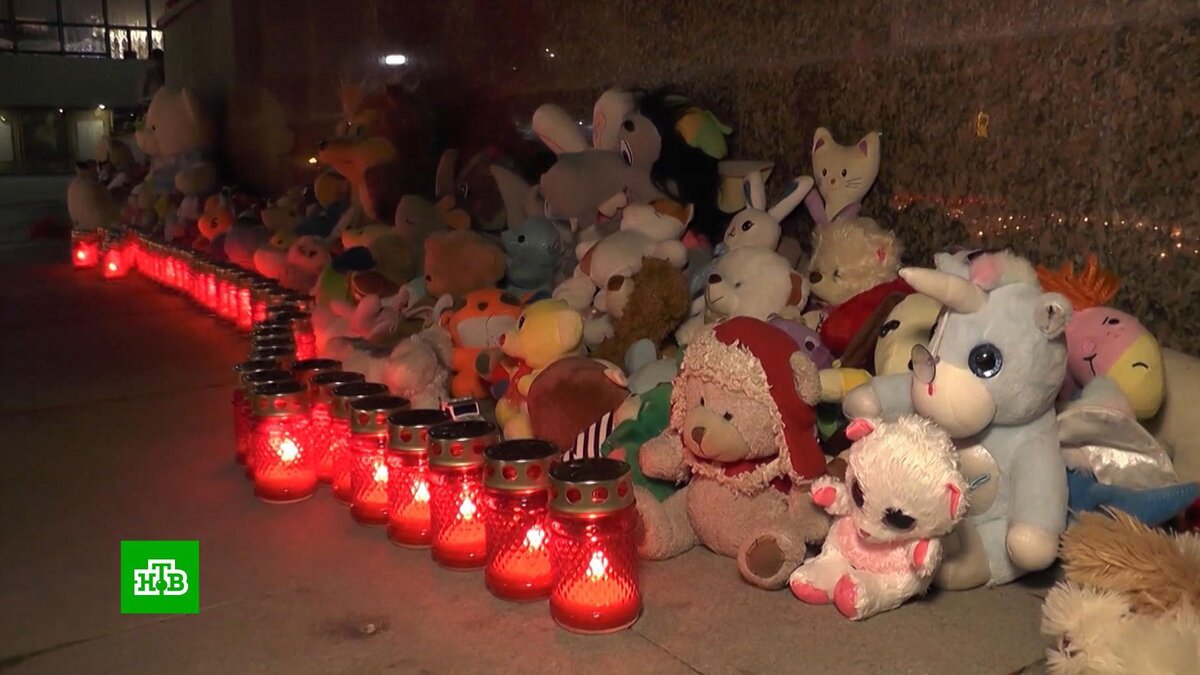 [ Смотреть видео на сайте НТВ ] Во многих российских городах прошли траурные мероприятия в память о погибших в теракте «Крокус Сити холле».
