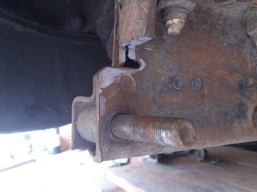 специально подпилено под пластину для поднятия нижнего рычага 