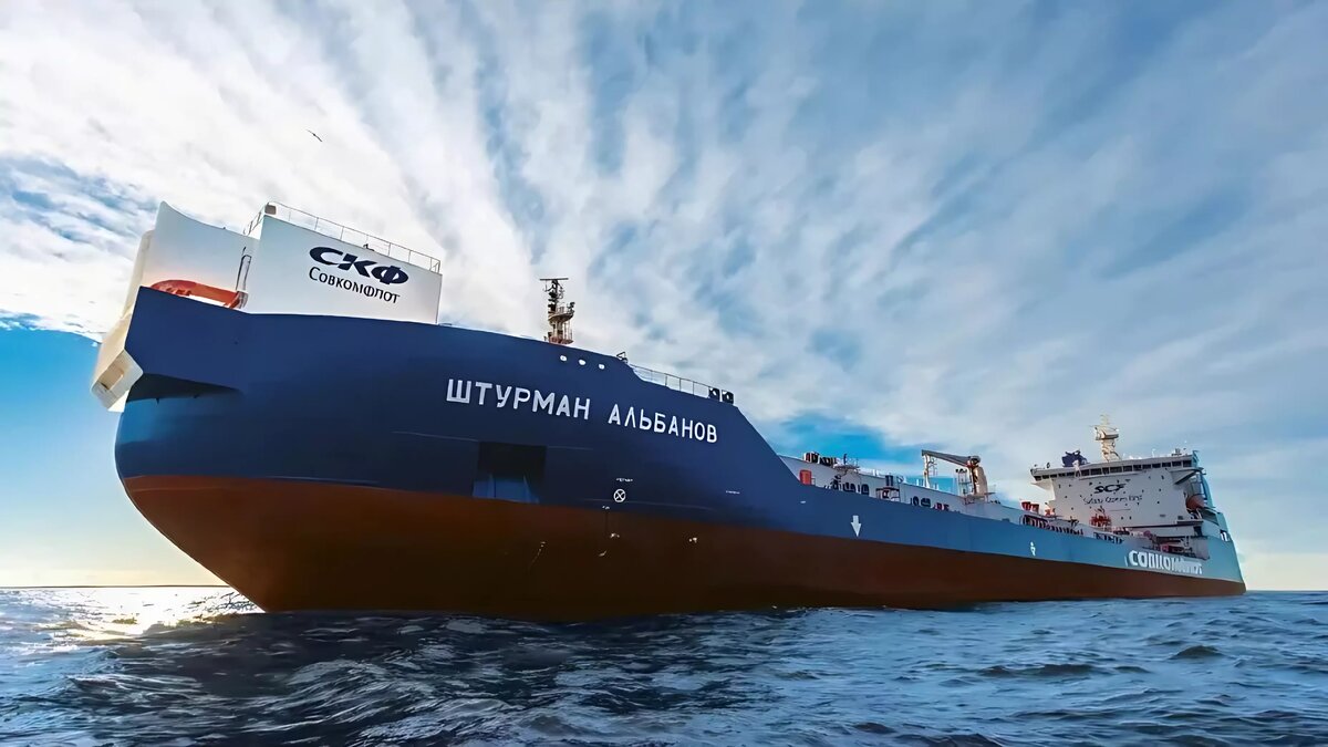     Индийский энергетический гигант Reliance отказался от нефти, поставляемой на российских танкерах, однако отказываться от топлива из России никто не собирается. Самая большая демократия в мире ищет решение, как сохранить российскую нефть и увеличить экспорт вооружений и технологий из США.