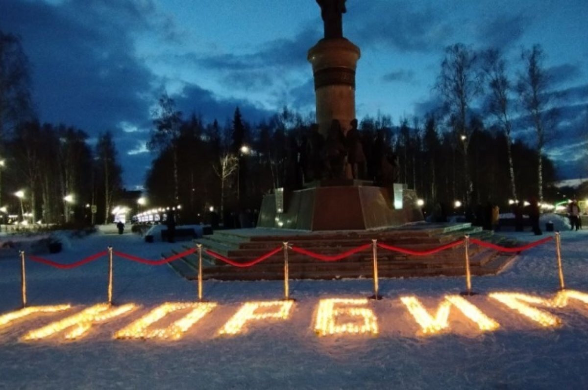    Волонтеры из маленьких свечей сделали надпись: «Скорбим».