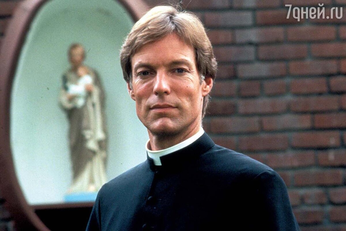    Ричард Чемберлен в сериале «Поющие в терновнике» кадр из сериала