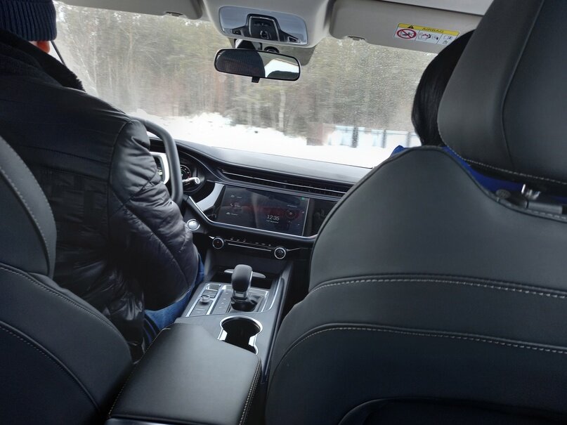 *Выезжают на грунтовку" Скорость - около 60 км/ч. Впереди - резкий поворот