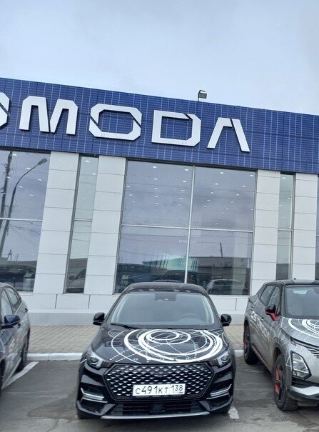 *Тестовый автомобиль припарковали у дилерского центра Omoda на спецплощадке*