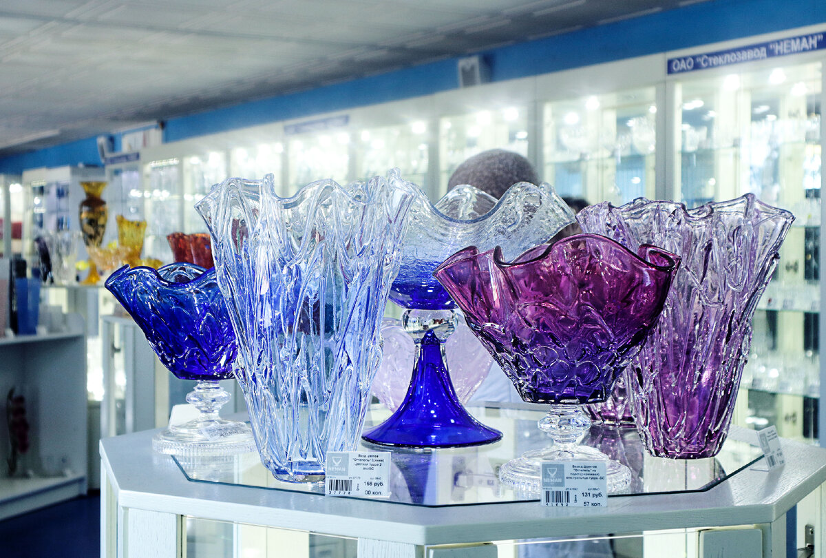 В фирменном магазине стеклозавода " Нёман ". Фото М. Самолевич